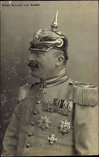 Ak Prince Eduard von Anhalt, Portrait, Uniform, Pickelhaube, Order, Badge (b  /  w photo)