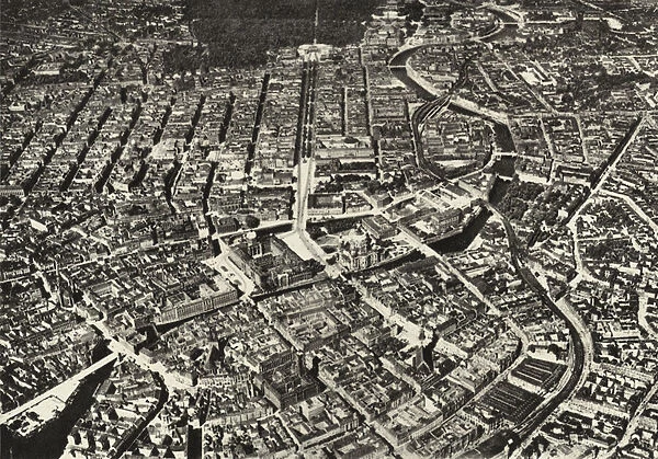 Berlin: Fliegeraufnahme des alten Kernes; The City seen from an airplane (b  /  w photo)