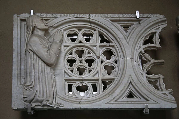 Carved rose  /  wheel transenna with the donor Francesco de Felici (stone)