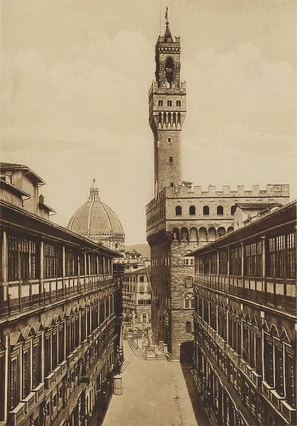 Firenze  /  Florence: Portici degli Uffizi, costruiti su disegno di Vasari (b  /  w photo)