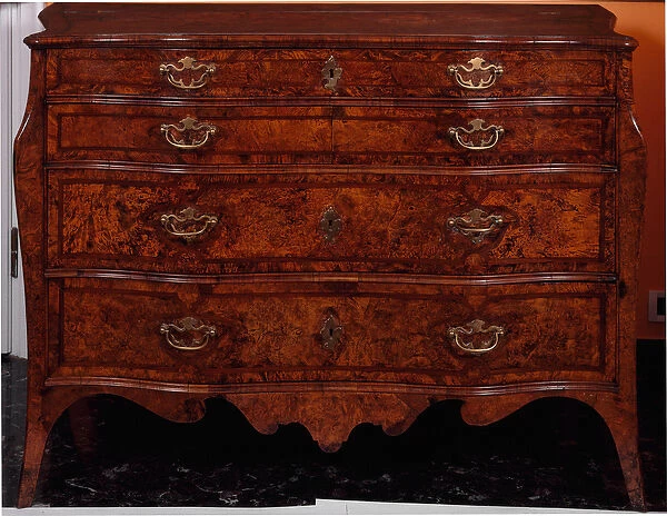 Furniture: chest of drawers made of cedar wood. c. 1735-1745 (photography)