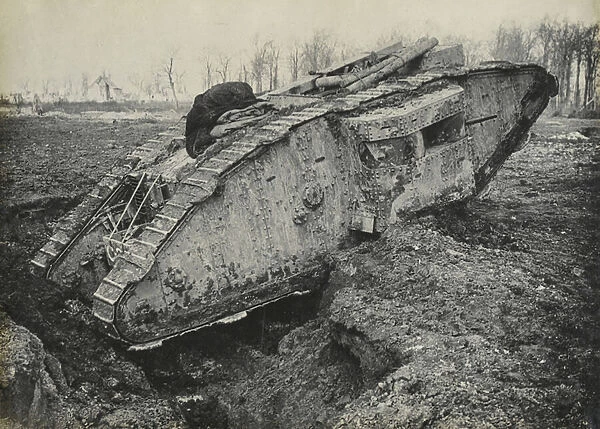 Photograph of British tank, 1918 (b  /  w photo)