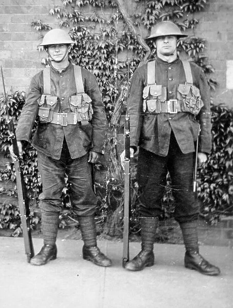WWI British soldiers, 1914-18 (b  /  w photo)