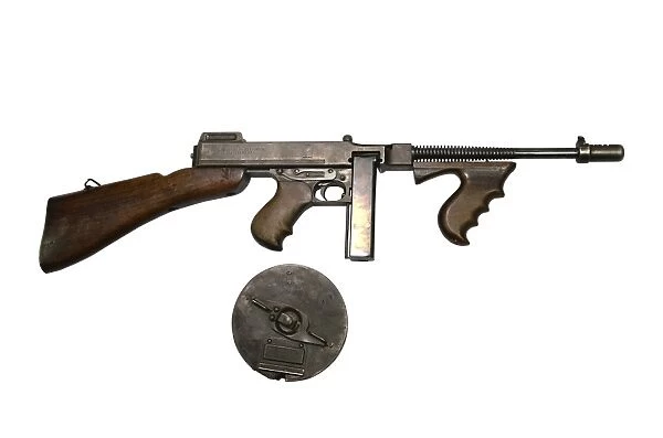 Thompson Model 1928 submachine gun with drum magazine