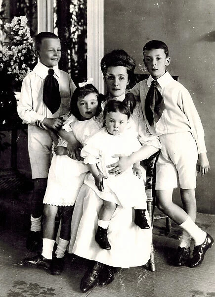 Elena Ivanovna Nabokova with children Sergei, Olga, Elena and Vladimir