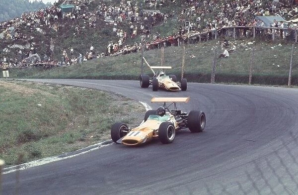 Dan Gurney leads Denny Hulme Canadian Grand Prix, Mont-Tremblant 22nd September 1968 Rd 10 World LAT Photographic Tel: +44 (0) 181 251 3000 Fax: +44 (0) 181 251 3001 Ref: 68 CAN 17