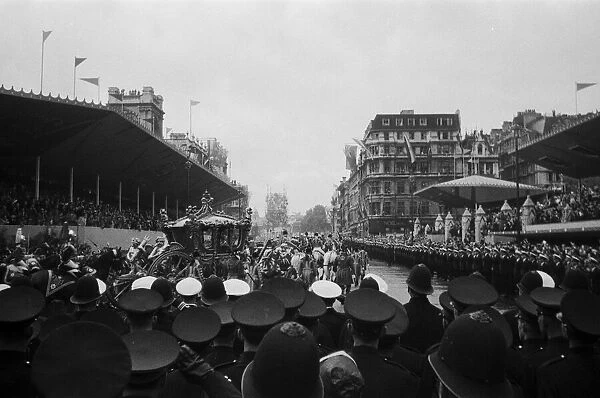 Coronation of Queen Elizabeth II. Huge gathering of police keep an eye on the large