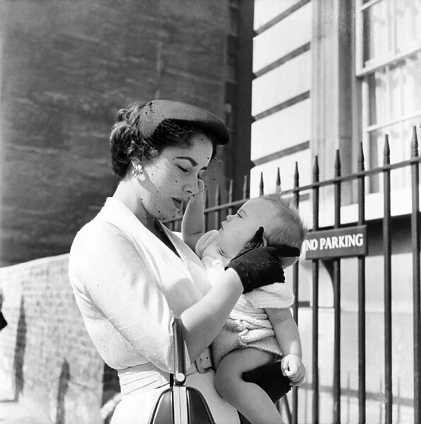 Elizabeth Taylor and baby. September 1953 D5512-002