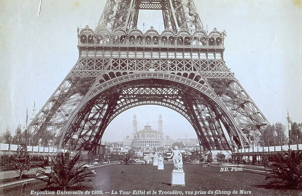 The base of the Eiffel Tower and the gardens around it, in Paris. In the background, the Trocadero, which today houses the Museum of the French Monuments