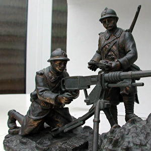 Two French soldiers with Hotchkiss machine gun, WW1
