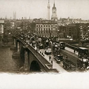 London - Traffic crossing the old London Bridge