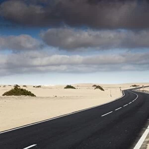 Road through sand dunes, Canary Islands F006 / 8644