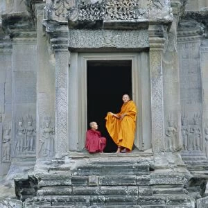 Buddhist monks at Angkor Wat, Angkor, UNESCO World Heritage Site, Siem Reap