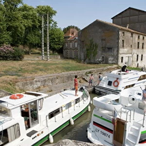 Crowded lock and towpath on the Canal du Midi, Trebes, Aude, Languedoc Roussillon