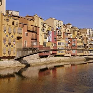 Medieval houses on the Onyar River with Pont de Sant Feliu