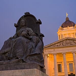 Queen Victoria statue and Legislative Building, Winnipeg, Manitoba, Canada, North America