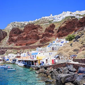Ammoudi fishing village overlooked by Oia village on the cliff top above, Oia, Santorini