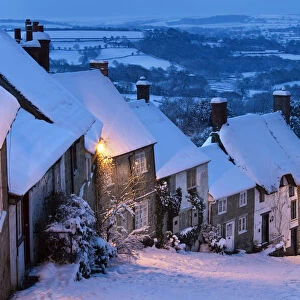 Cottages on Gold Hill in winter snow, Shaftesbury, Dorset, England