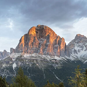 Italy, Veneto, Belluno district, Boite valley, mount Tofana di Rozes at sunrise