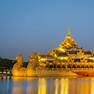 Karaweik Palace on Kandawgyi Lake at night, Yangon, Yangon Region, Myanmar, Yangon