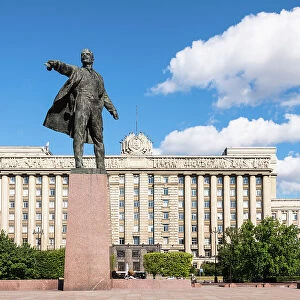 The monument to Vladimir Lenin in front of the House of Soviets (Dom Sovetov) on Moscow Square (Moskovskaya Ploshchad), Saint Petersburg, Russia