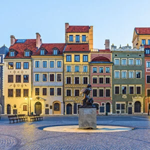 Old Town Market Square and the Warsaw Mermaid at dawn, UNESCO world heritage site