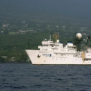 NOa research vessel, Kealakekua Bay, Big Island, Hawaii, Pacific