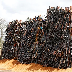 An assortment of 5250 illicit firearms and small weapons
