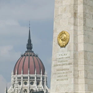 HUNGARY-Budapest: Szabadsag ter (Square)- Soviet Army Memorial & Parliament Roof