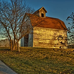 USA, Indiana, rural scene of red-roofed barn