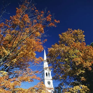 USA, Vermont, Northeast Kingdom, Peacham, Peacham Congregational church in autumn
