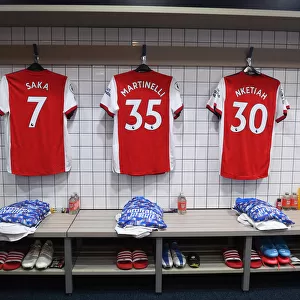 Arsenal Changing Room: Bukayo Saka, Gabriel Martinelli, and Eddie Nketiah's Shirts Before Tottenham Match, 2021-22 Premier League