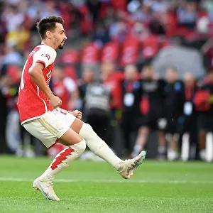 Fabio Vieira Scores the Winning Penalty: Arsenal Claims FA Community Shield over Manchester City (2023-24)