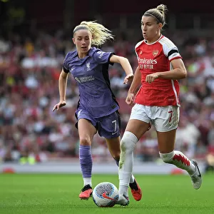 Steph Catley in Action: Arsenal Women vs Liverpool Women Clash in Barclays Super League