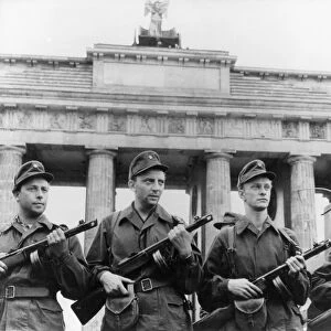Berlin workers militia protecting the gdr state border to west berlin at the brandenburg gate, august 13, 1961