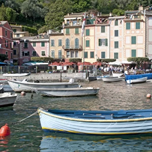ITALY, Liguria, Portofino, bay with boats & waterside view