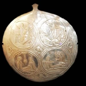 Souvenir made of shell depicting scenes from the life of Jesus. Made 1700-1900 for