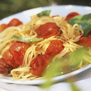 Tomato and basil spaghetti, served on a plate