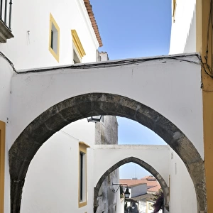 Arches over an alley, Evora, UNESCO World Heritage Site, Alentejo, Portugal, Europe