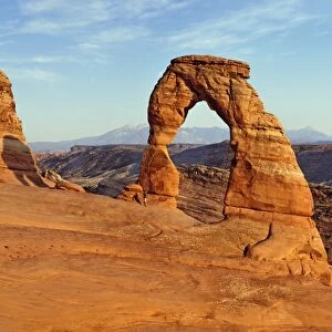 Delicate Arch natural stone arch in front of the La Sal Mountains, Arches-Nationalpark, near Moab, Utah, United States