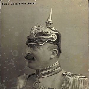 Ak Prince Eduard von Anhalt, Portrait, Uniform, Pickelhaube, Order, Badge (b / w photo)