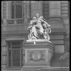 America statue outside the Custom House, New York City, c. 1912 (b / w photo)