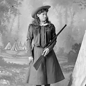 Annie Oakley, c. 1897-1926 (b / w photo)
