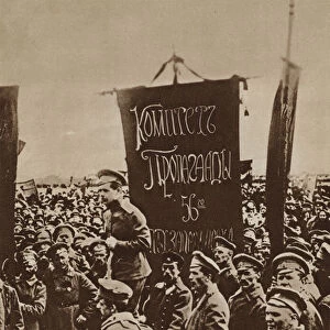 Captain adressing soldiers during the Russian revolution, 12 March 1917 (b / w photo)