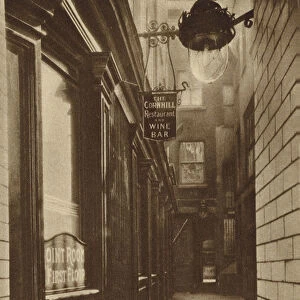 The George and Vulture, off Cornhill, City of London, celebrated as the place where coffee was introduced to London, by a Turkish merchant in 1652 (b / w photo)