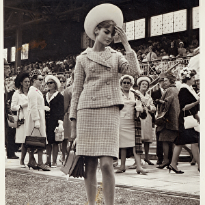 Jean Shrimpton (b. 1942) at the Melbourne Cup in 1965 (b / w photo)