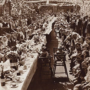 King George V Jubilee Tea Party for Children, 1935, in Orville Road, Battersea, London (b / w photo)