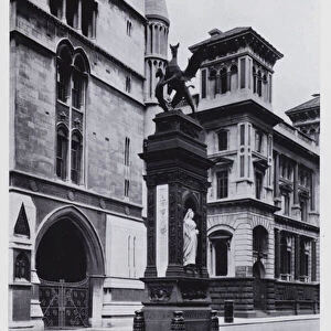 London: The Griffin, in Fleet Street, set up to mark the site of temple bar, in 1880 (b / w photo)