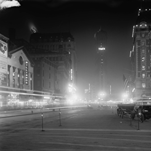 Times Square at night, New York, N. Y. c. 1900-15 (b / w photo)