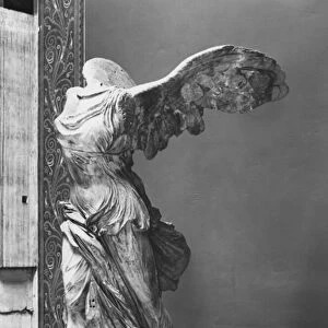 View of the Victory of Samothrace in the Louvre museum, 1924 (see also 326607-608, 346166